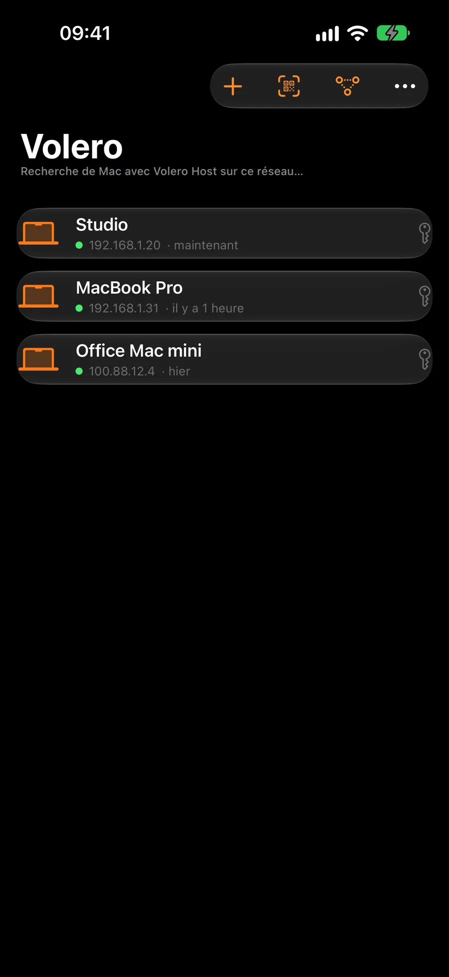 Volero sur iPhone : une liste de trois Mac, chacun indiquant s’il est en ligne.
